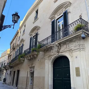 palazzo-rollo.lecce-hotels.com/